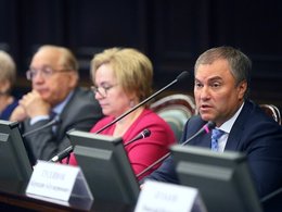 Первое заседание наблюдательного совета Российского общества "Знание".  Справа налево: В. Володин, Л. Духанина, В. Садовничий.
