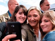 Марин Ле Пен с избирателями.