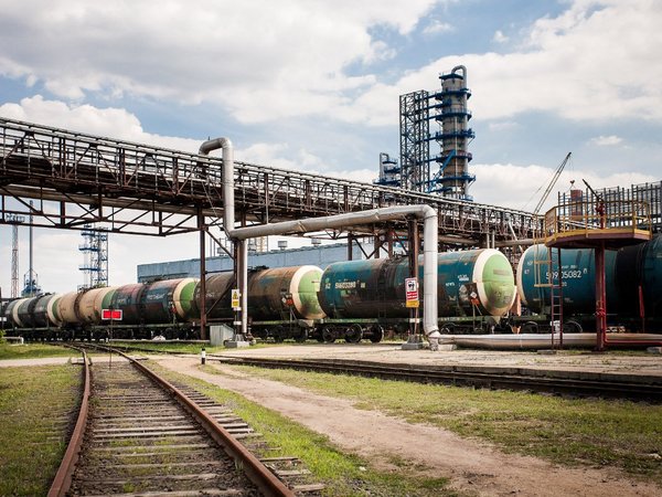 Цистерны с нефтью на МНПЗ.