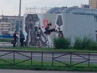 Закрашенное граффити на мосту в С.Петербурге