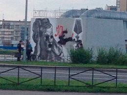 Закрашенное граффити на мосту в С.Петербурге