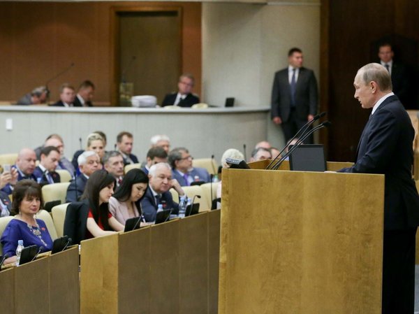 Владимир Путин выступает на пленарном заседании Госдумы