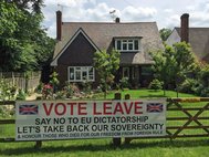 Баннер с призывом голосовать за выход из ЕС на референдуме BREXIT-BREMAIN