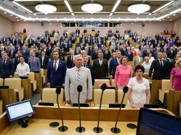 Депутаты исполняют гимн России