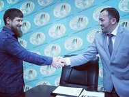 Рамзан Кадыров (слева) подает заявление на участие в выборах