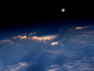 Полная луна, вид с МКС. Фото: NASA