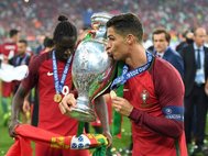 Эдер и Роналду с призовым кубком Евро-2016