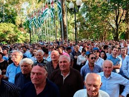 Люди около здания правительства Абхазии