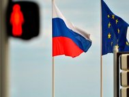 Светофор, флаги ЕС и России