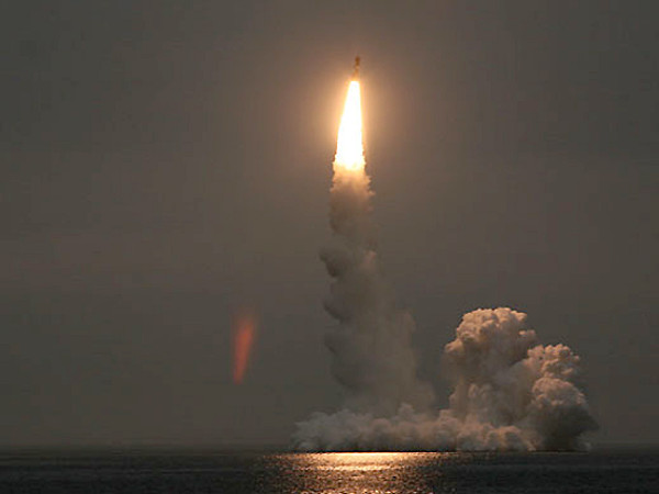 Пуск межконтинентальной баллистической ракеты "Булава" с головного корабля проекта 955 «Борей». 2011 год.