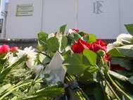 Цветы у посольства Франции в Москве в память о погибших при теракте в Ницце.