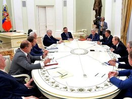 Владимир Путин обсуждает ход избирательной кампании с руководителями фракций Госдумы. 14 июля 2016