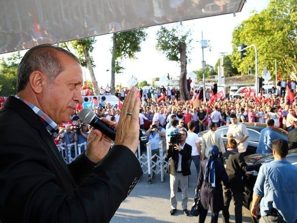 Президент Эрдоган выступает перед своими сторонниками 17 июля 2016 года.