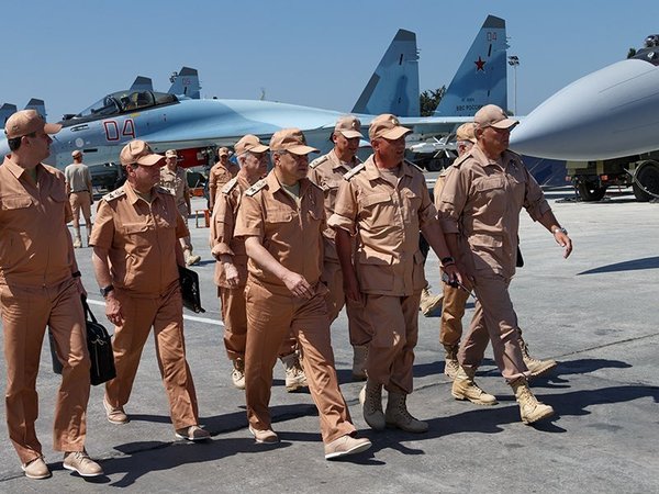 Командование российской группировкой в Сирии с Сергеем Шойгу (в центре) на авиабазе Хмеймим. 18 июня 2016