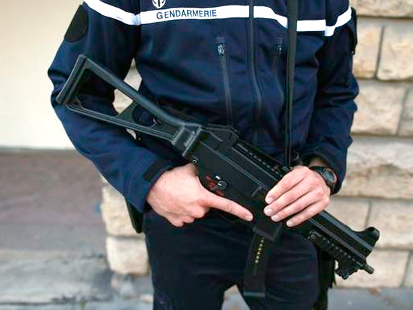 Полиция на месте убийства священника во Франции. 