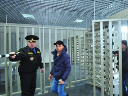 Вход в миграционный центр в Сахарово