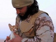 Боевик ИГ с котенком