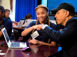 Б.Обама за компьютером со школьниками