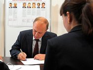 В.Путин голосует на избирательном участке.