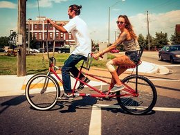 Молодая пара едет на велосипеде