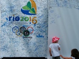 Росписи на баннере участников Олимпиады в Рио 2016 