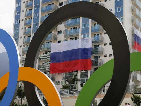 Флаги России на здании в Олимпийской деревне в Рио