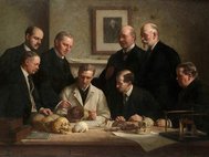 Ученые рассматривают череп «Пилтдаунского человека» на картине Джона Кука (1915).