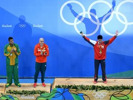 Справа - Майкл Фелпс. Сайт Олимпиады (Getty Images/Richard Heathcote)