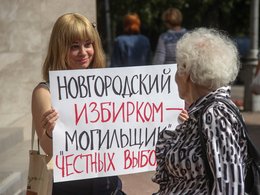 Одиночный пикет Анны Черепановой, лидера списка от партии "Яблоко", напротив здания Правительства Новгородской области. Новгород, 9 августа 2016