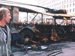 Сожженный троллейбус. Москва, 22 августа 1991 года.  
