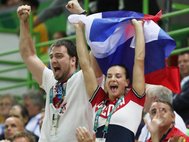 Елена Исинбаева болеет за российских гандболисток. 18 августа 2016