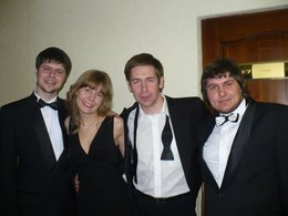 Илья Новиков (второй справа) с игроками клуба "Что? Где? Когда?"
