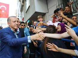 Жители Cтамбула приветствуют президента Эрдогана. 21 августа 2016