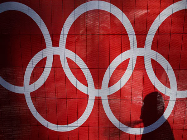 Курильщик на фоне олимпийской символики