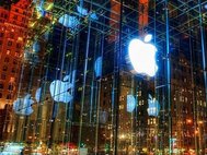 Ночной вид магазина Apple