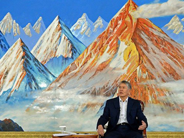 Алмазбек Атамбаев на пресс-конференции в Чолпон-Ате. Август 2016