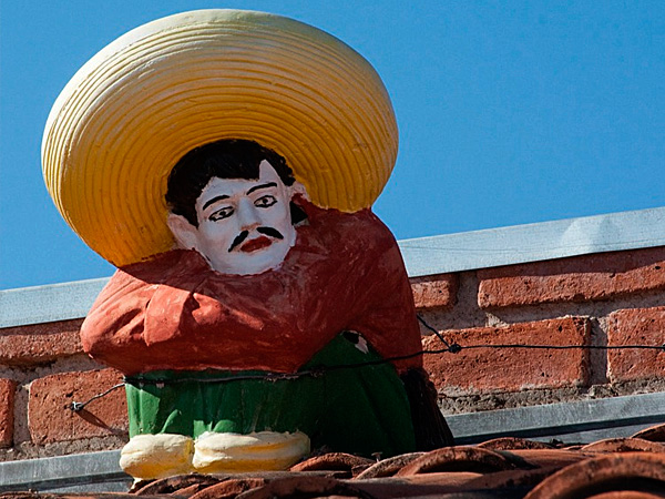 Фигура мексиканца в сомбреро на крыше дома