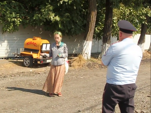Елена Костюченко рассказывает полиции о нападениях