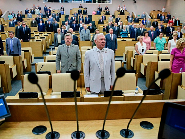 Депутаты Государственной Думы перед пленарным заседанием