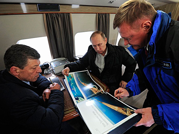 Владимир Путин и Дмитрий Козак знакомятся с проектом Крымского моста.