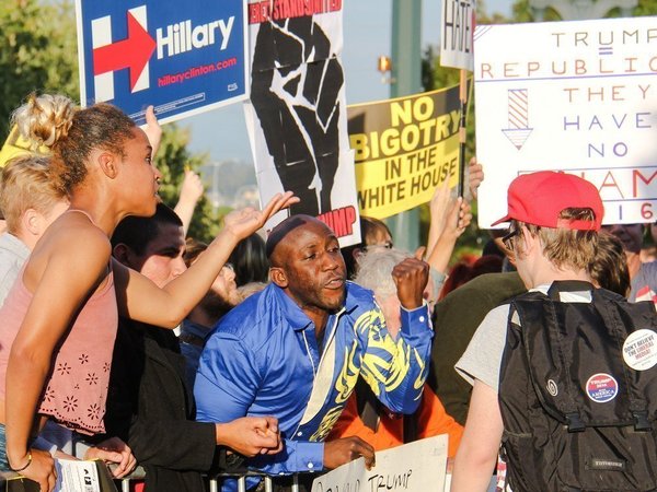 Уличные протесты во время избирательной кампании Трампа в городе Эверетт (округ Вашингтон). 30 августа 2016