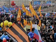 Флаги партий на митинге-концерте "Мы вместе" в годовщину присоединения Крыма. Москва, 18 марта 2016 года