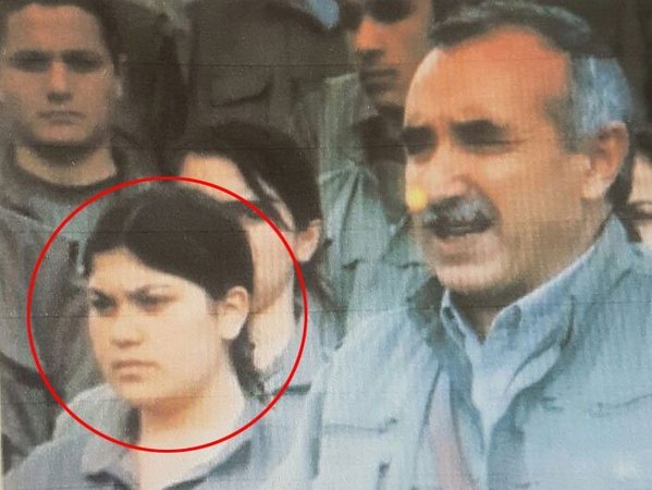 Эбру Фырат рядом с лидером запрещенной в Турции Рабочей партии Курдистана Муратом Карайыланом.