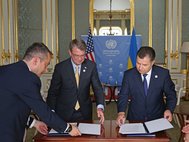 Глава Пентагона Эш Картер и министр обороны Украины Степан Полторак подписали соглашение о сотрудничестве в военной сфере.
