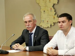 Сергей Морозов (слева) регистрируется в качестве кандидата на должность губернатора Ульяновской области. 18 июля 2016.