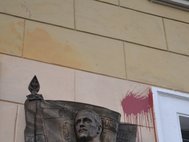 Памятная доска в честь Карла Маннергейма, залитая краской 8 сентября 2016
