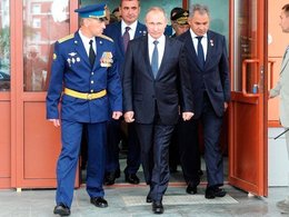 В.Путин и С.Шойгу во время посещения Тульского суворовского военного училища.