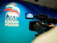 Видеокамера и логотип Единой России
