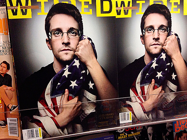Портрет Эдварада Сноудена с американским флагом на обложке журнала "Wired"