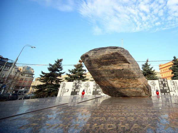 Вид на Соловецкий камень и здание ФСБ на Лубянской площади в Москве.